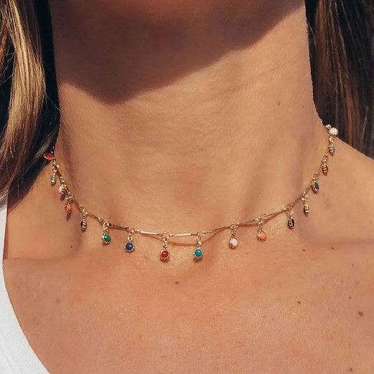 Collier simple et coloré à pampilles avec pendentif pour femme.