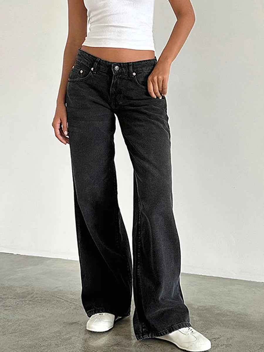Pantalon en jean ample pour femme, jambes larges, style streetwear.
