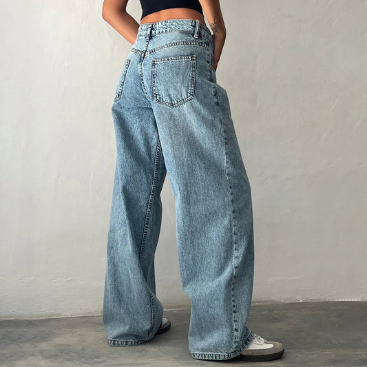 Pantalon en jean ample pour femme, jambes larges, style streetwear.