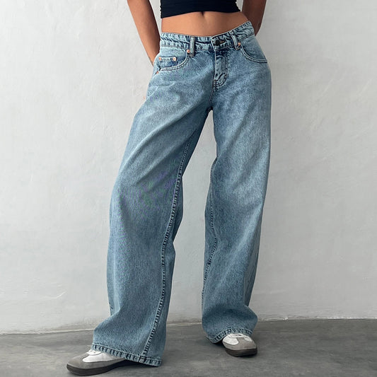 Pantalon en jean ample pour femme, jambes larges, style streetwear.