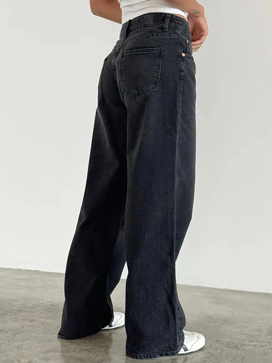 Pantalon en jean ample pour femme, jambes larges, style streetwear.