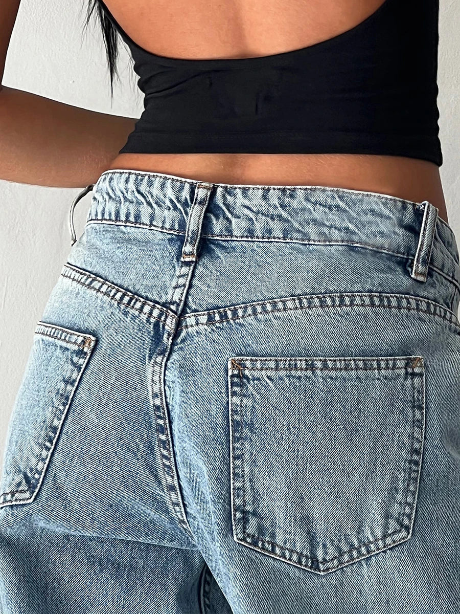 Pantalon en jean ample pour femme, jambes larges, style streetwear.